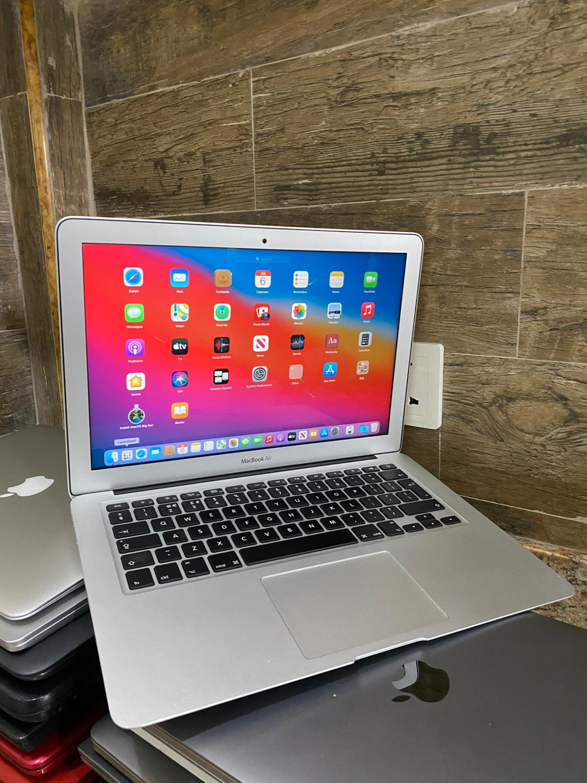 MacBook Air A1466 – 2014 | Intel core i7 | 8GB Ram | 256 SSD | 13