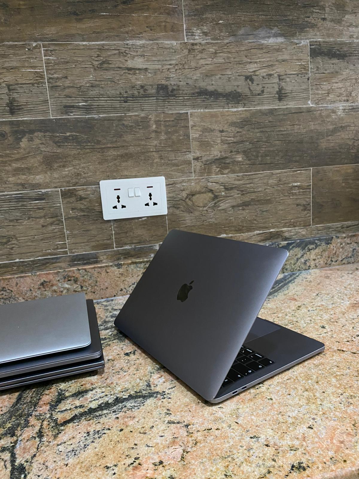 MacBook Pro A1990 (2018) | Intel Core i7 8th Gen | 16GB Ram | 256 SSD | 15.4" | macOS Sequoia