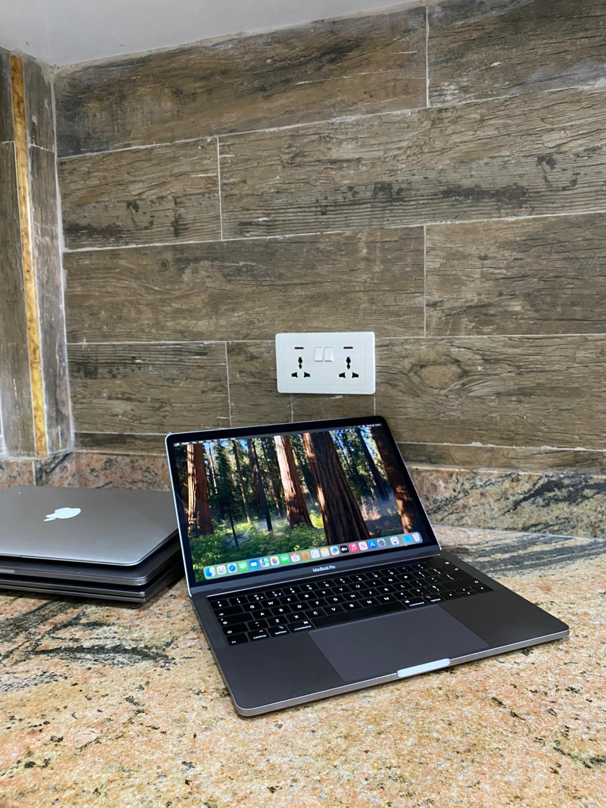 MacBook Pro A1990 (2018) | Intel Core i7 8th Gen | 16GB Ram | 256 SSD | 15.4