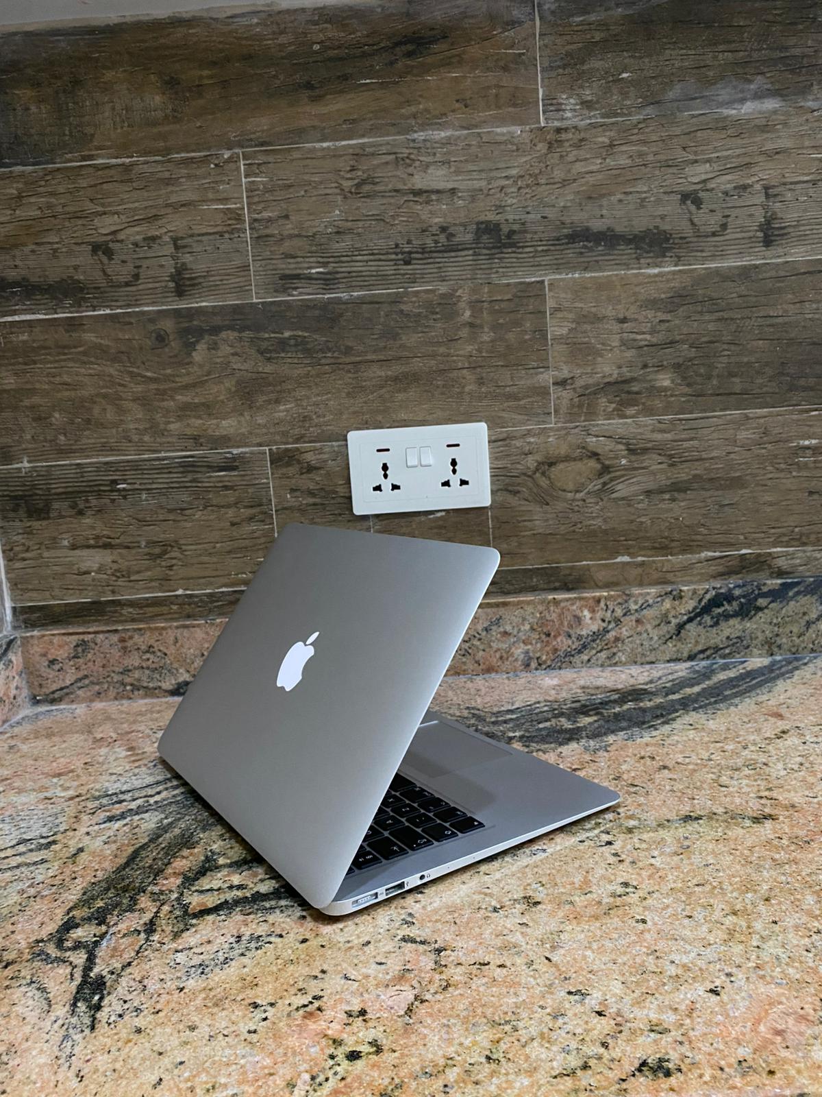 MacBook Air A1466 – 2014 | Intel core i7 | 8GB Ram | 256 SSD | 13