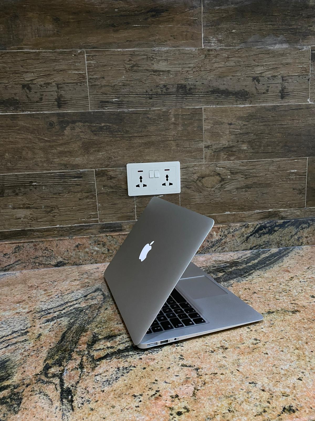 MacBook Air A1466 – 2014 | Intel core i7 | 8GB Ram | 256 SSD | 13