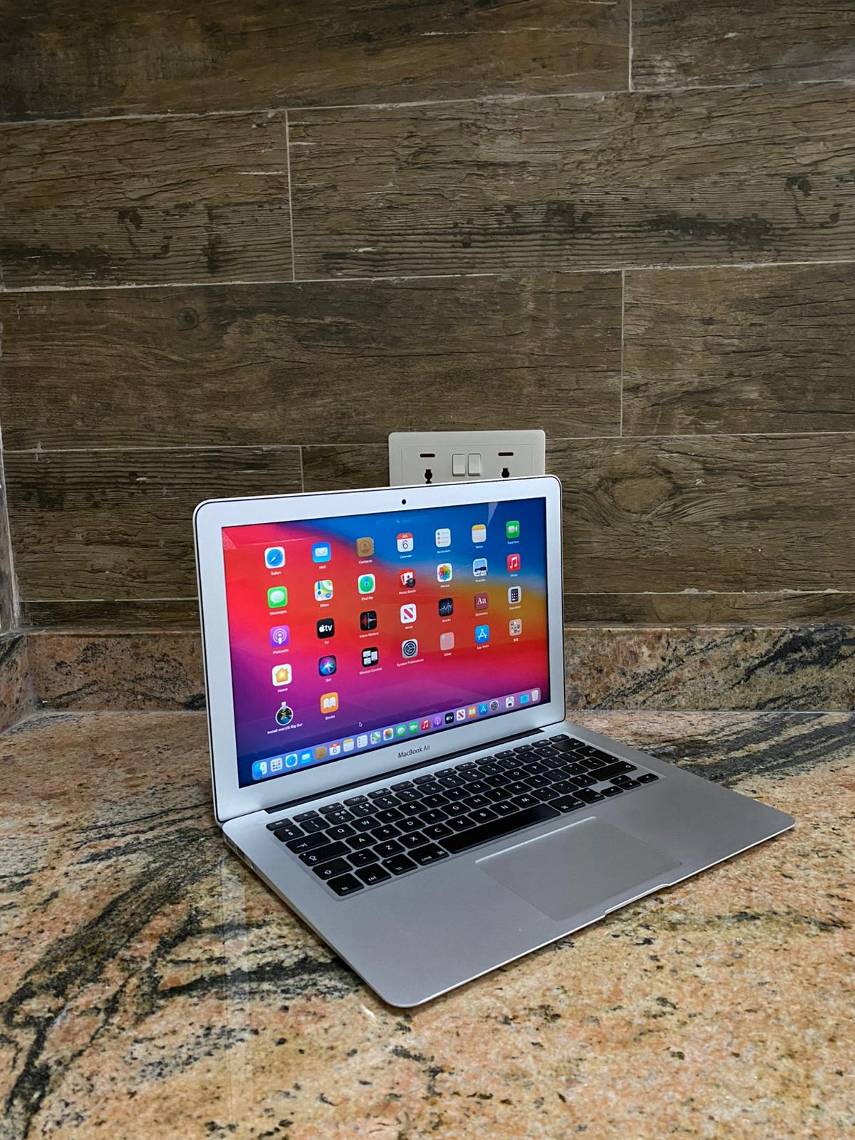 MacBook Air A1466 – 2017 | Intel core i5 | 8GB Ram | 256 SSD | 13.3" | macOS Big Sur